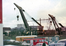 830631 Afbeelding van de berging van de wagens van de ontspoorde goederentrein ter hoogte van de Albatrosstraat te ...